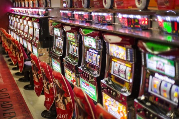Starburst game interface showing five reels, wild symbol, and spin button on bos868